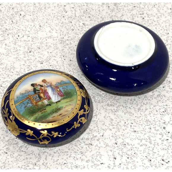 Vintage porcelain trinket box hand painted cobalt blue gold gilt courting scene - Picture 5 of 9